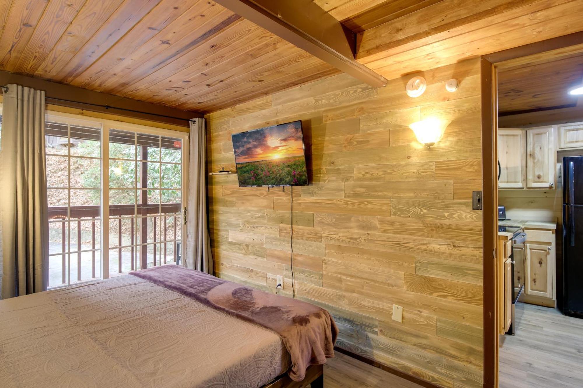 Gatlinburg A-Frame Home With Hot Tub Near Parkway Eksteriør bilde
