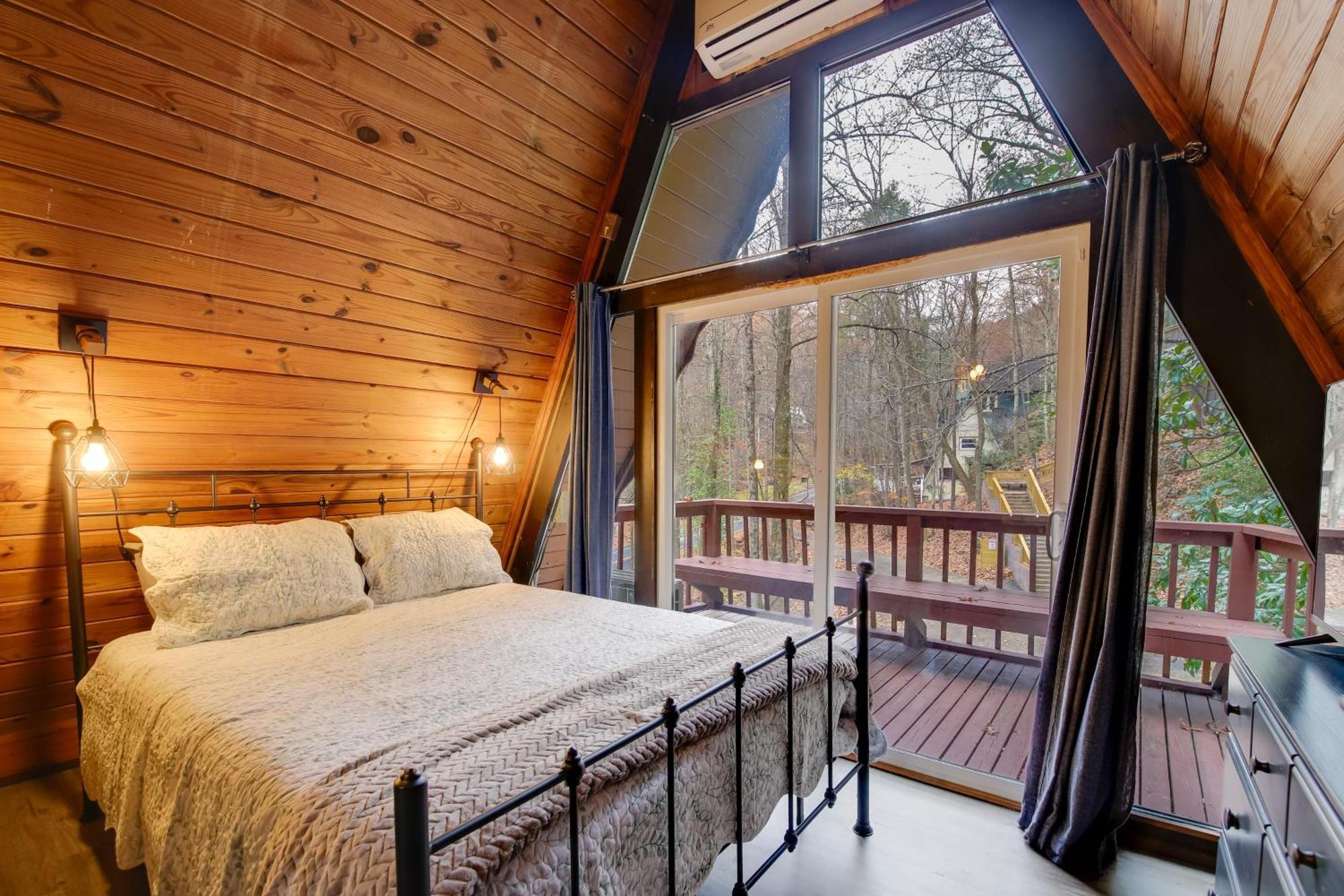 Gatlinburg A-Frame Home With Hot Tub Near Parkway Eksteriør bilde